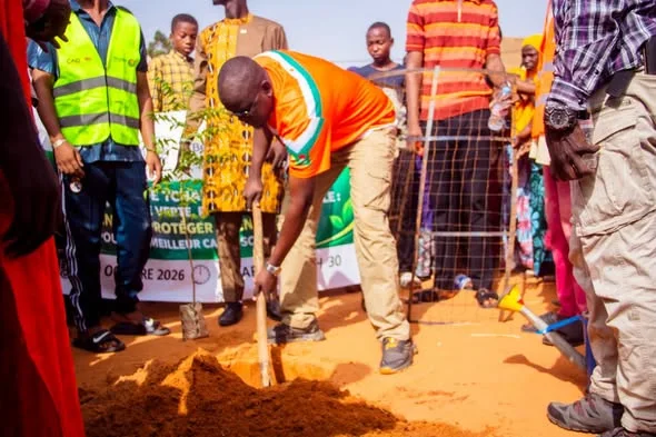 Une plantation d’arbres avec les jeunes à l’école primaire de Tchangarey à Niamey